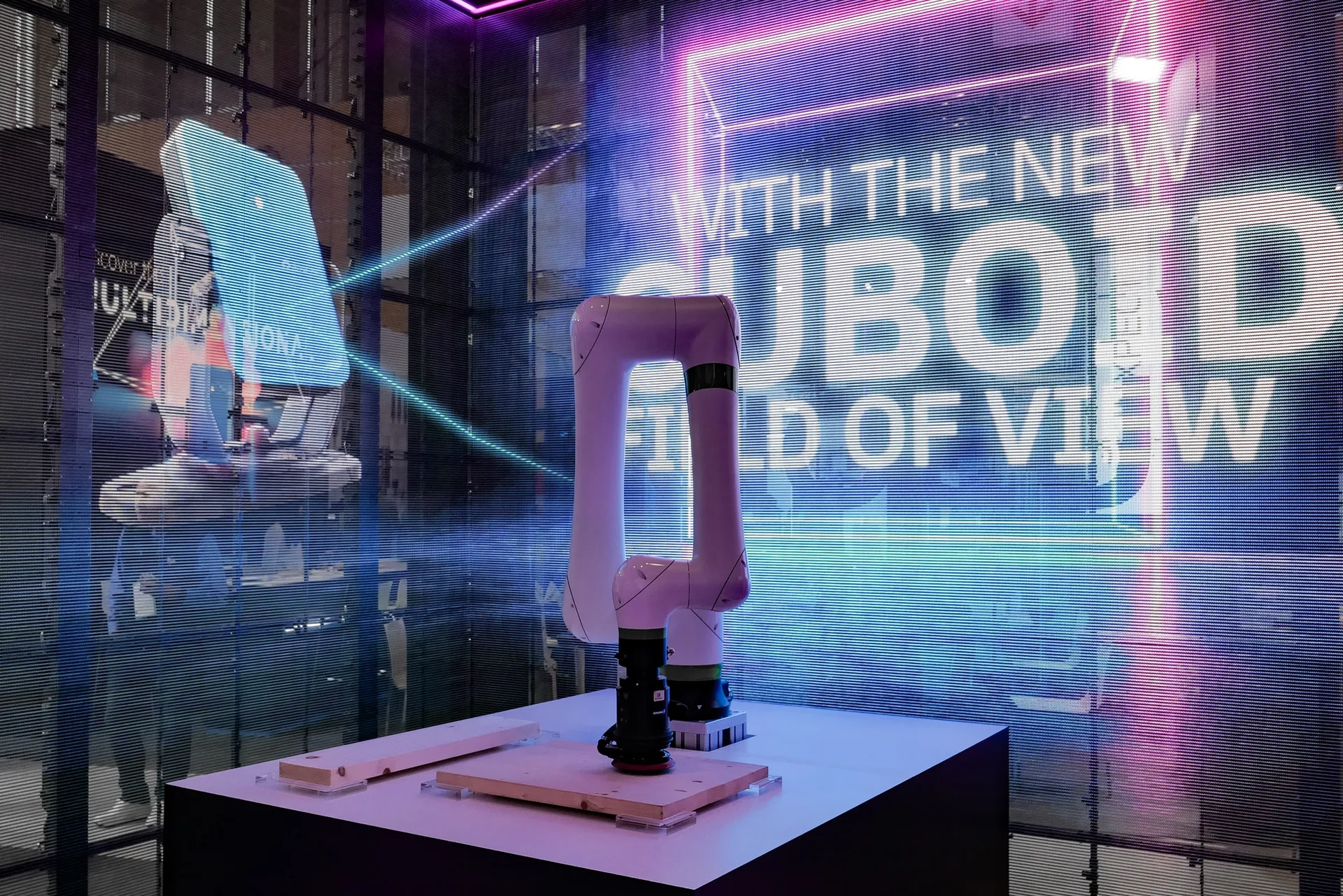Roboter-Exponat vor LED-Wand mit Lichteffekten
