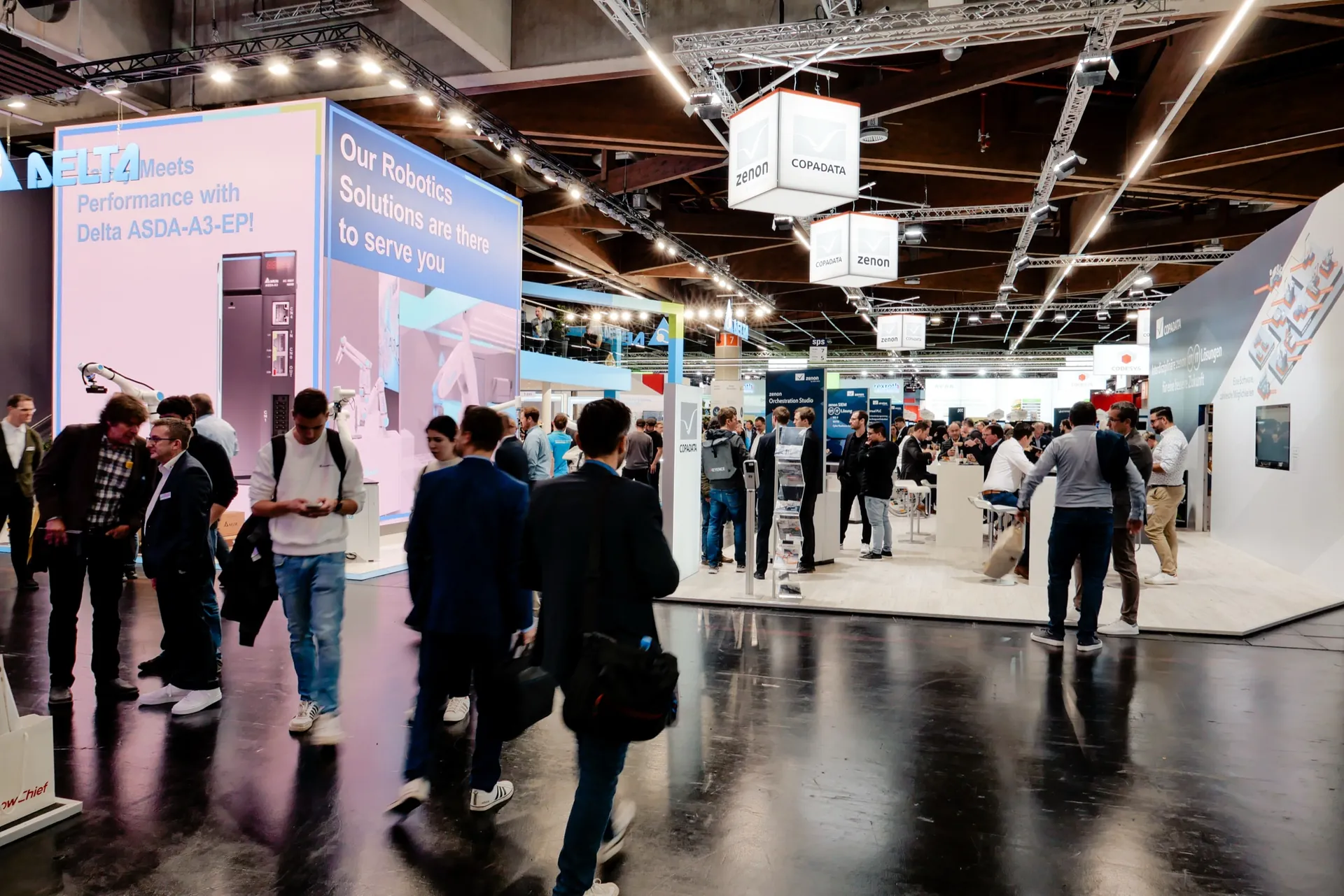 Belebter Hallengang mit Messeständen auf einer Technikmesse in Nürnberg