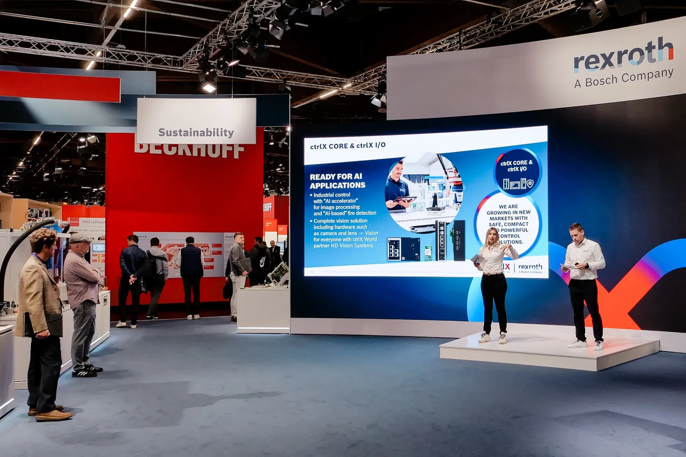 Präsentation auf einer Standbühne mit Leinwand und Publikum auf einer Technikmesse in Nürnberg