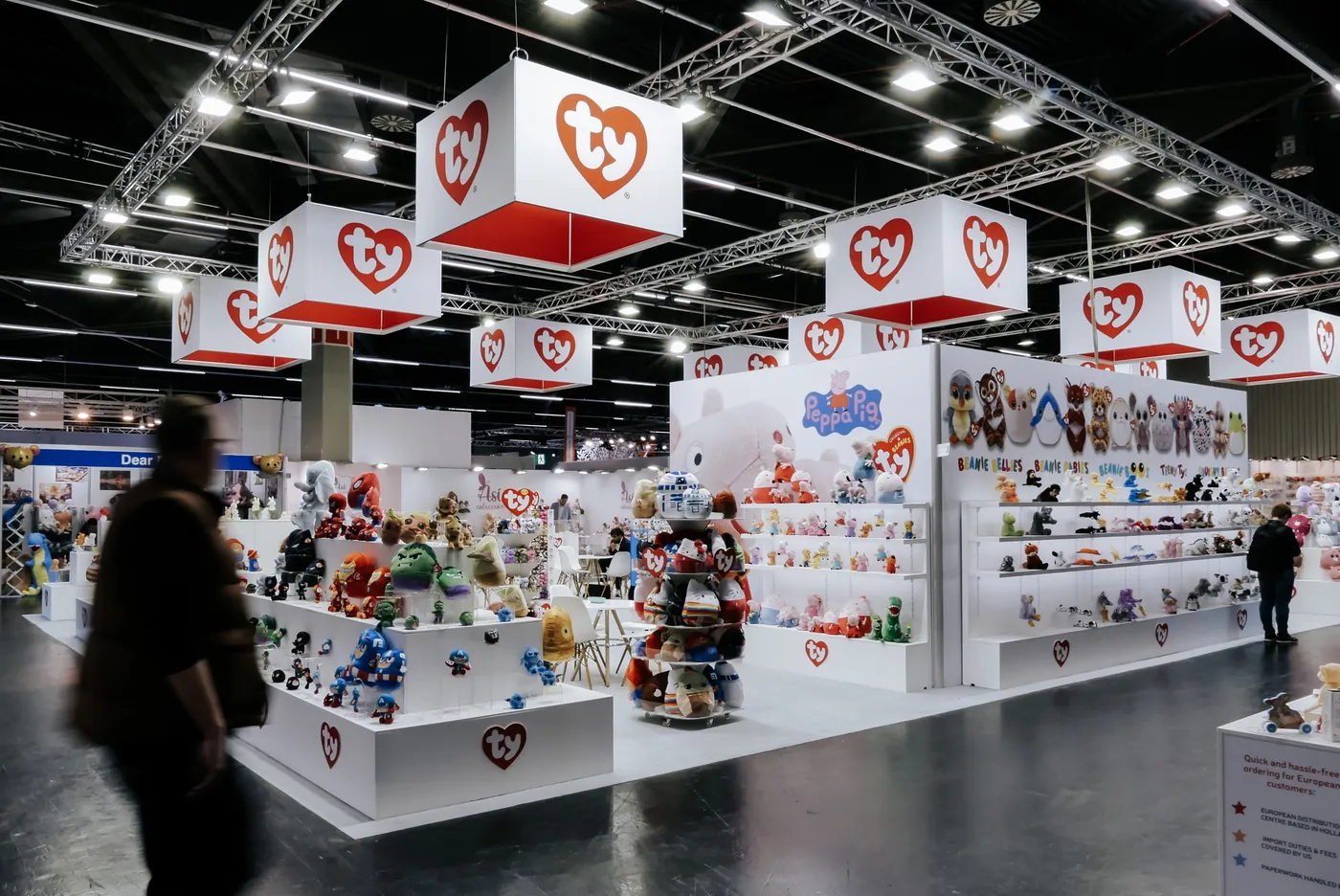 Großer Markenstand mit Plüschtieren in Regalen auf der Spielwarenmesse in Nürnberg