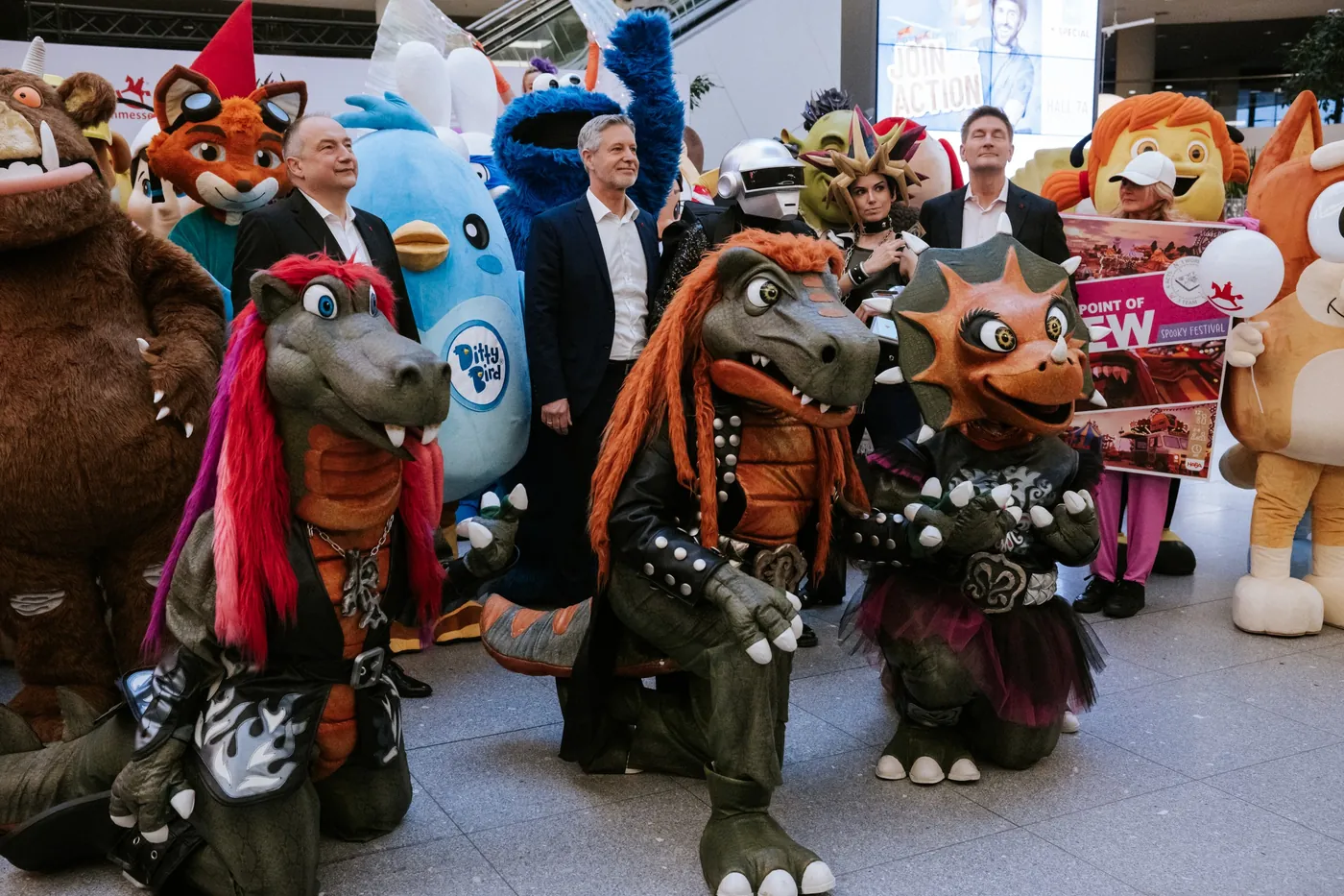 Maskottchen-Parade mit Drache und Figuren am Eröffnungstag der Spielwarenmesse in Nürnberg