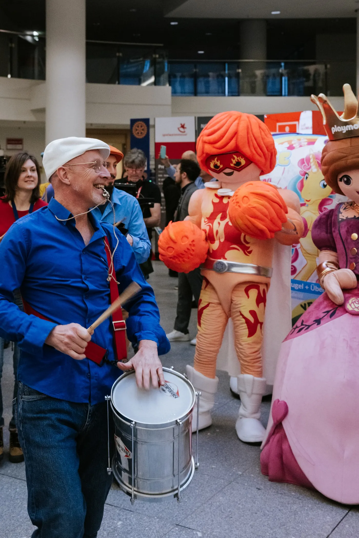 Trommler mit Maskottchen bei der Eröffnung der Spielwarenmesse in Nürnberg