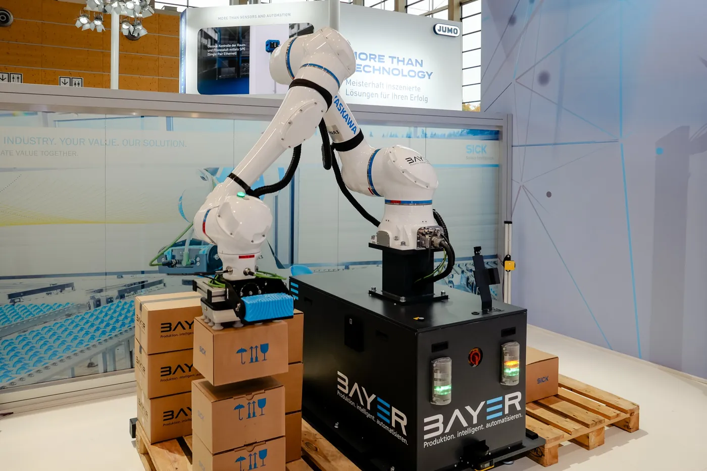 Roboter mit Kartons als Live-Demo am Messestand