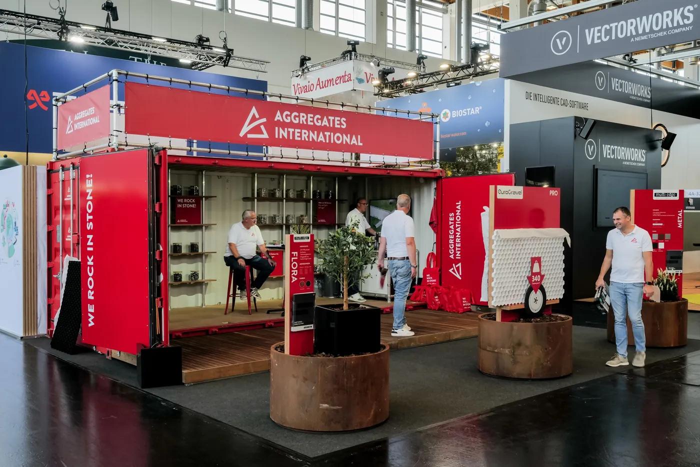 Roter Container-Stand mit Besuchern