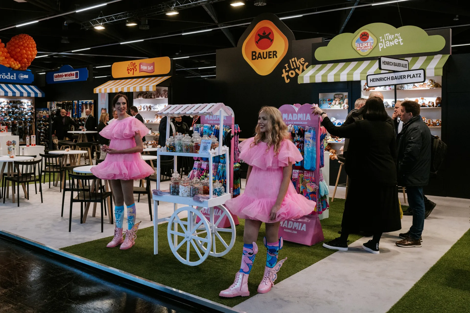 Inszenierter Messestand mit Darstellerinnen in Pink