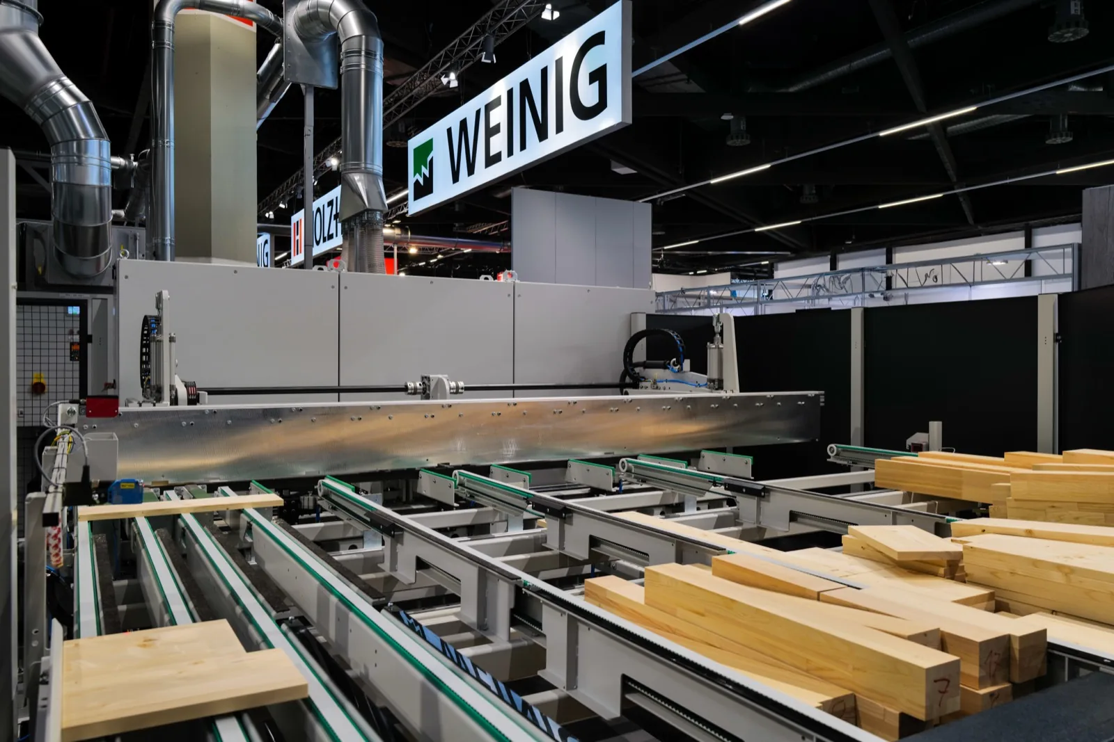 Exponat und Maschine auf einem Messestand