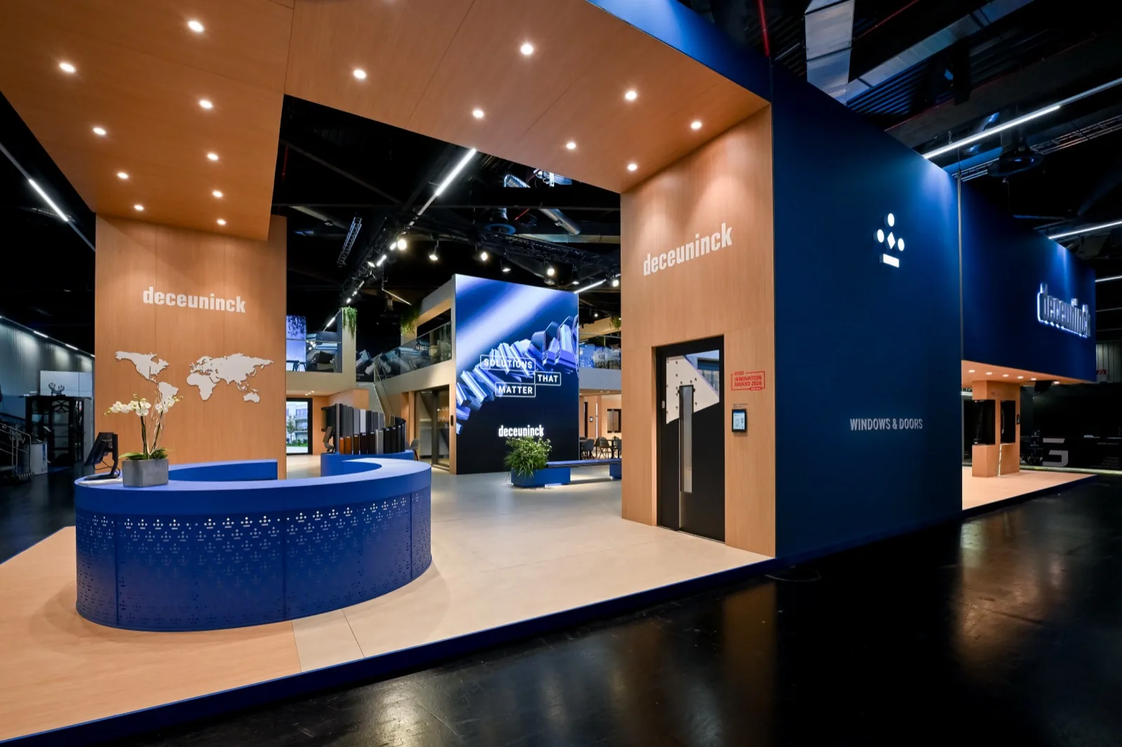Fertig gebauter Messestand im Messezentrum Nürnberg – helle Standarchitektur mit Empfangsbereich